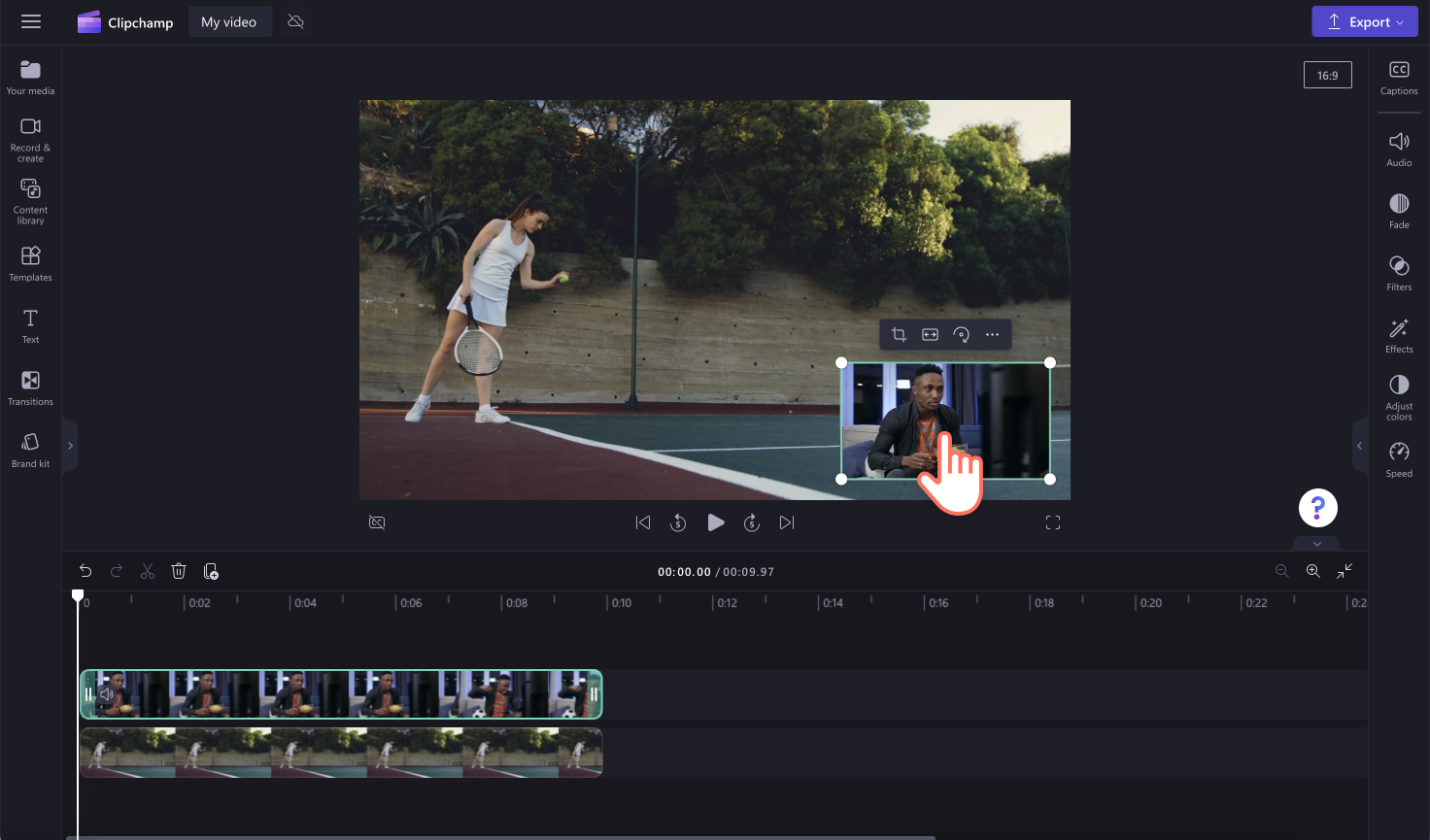 Et billede af en bruger, der i frihånd redigerer videooverlejringens størrelse og placering.