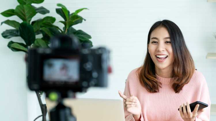 Vlogger talking to camera - video marketing - Clipchamp Blog