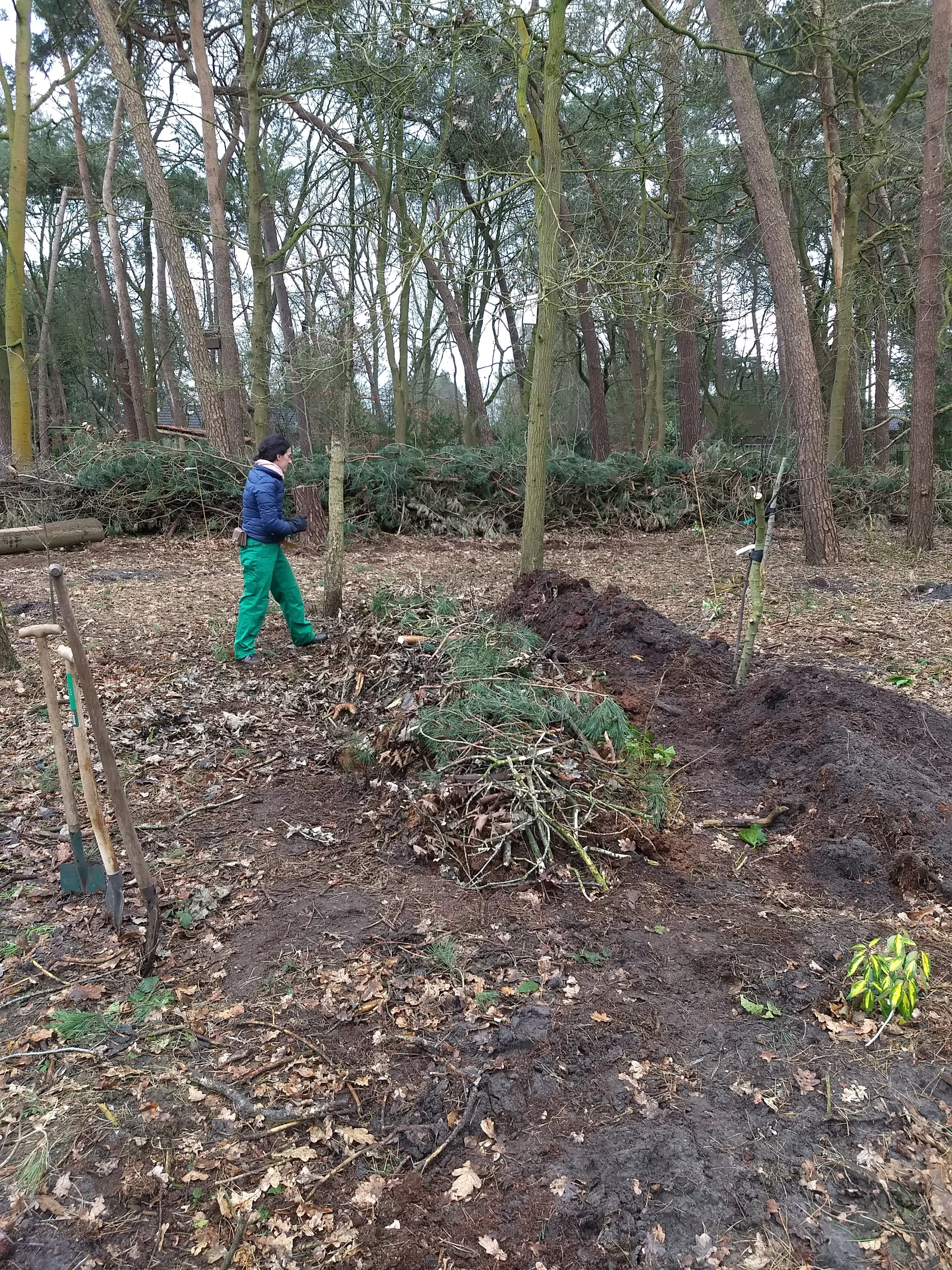 Stap 2 van het hugelbed: houtig materiaal erin