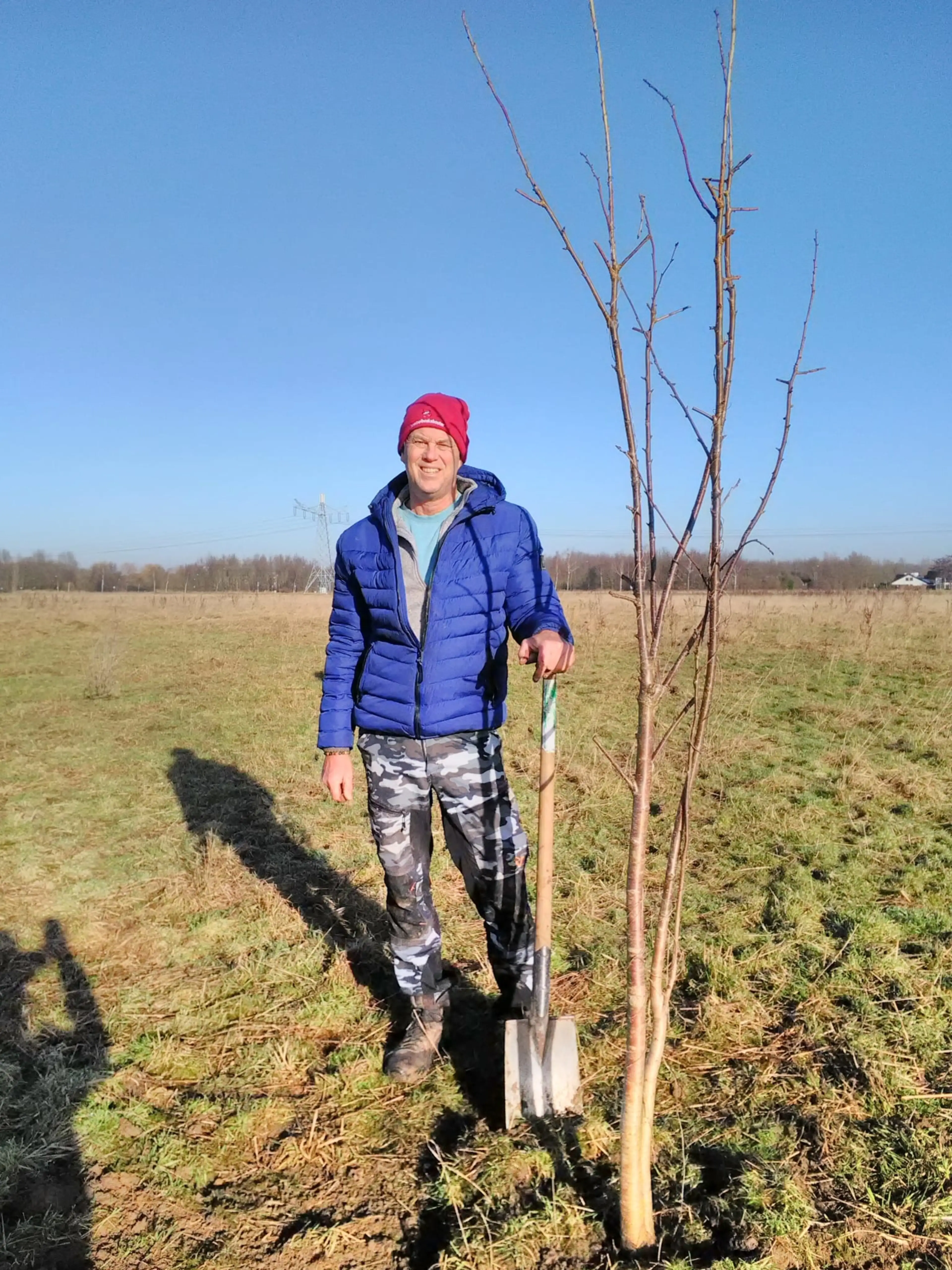 Voedselboswachter Tom plant de eerste kersenboom