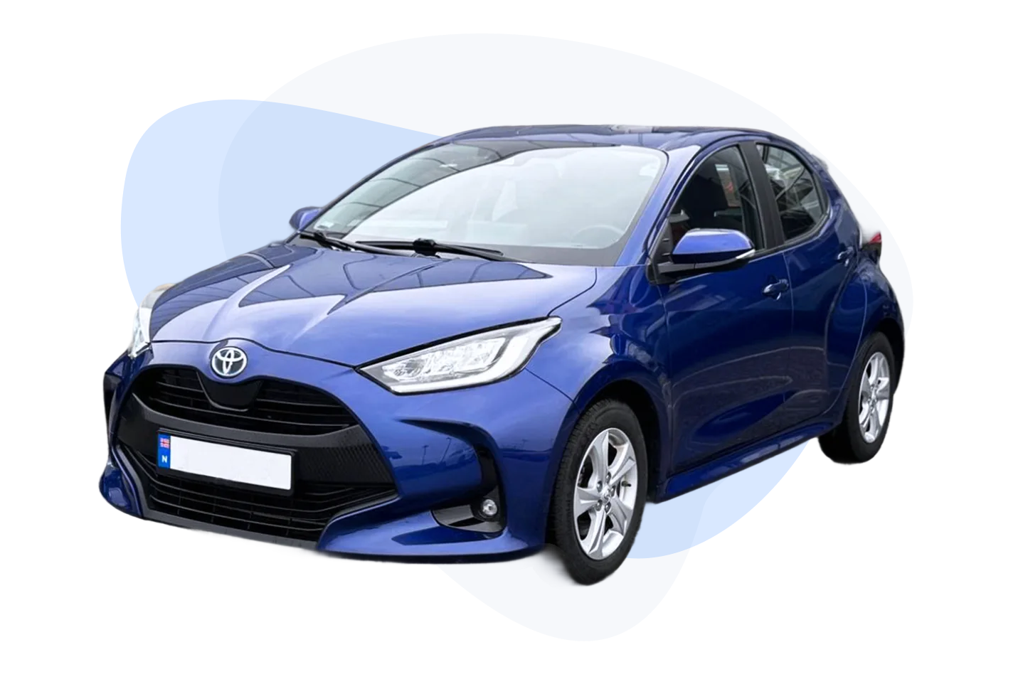 Blå Toyota Yaris kompaktbil med norsk registreringsskilt, fotografert fra siden mot en lys bakgrunn.