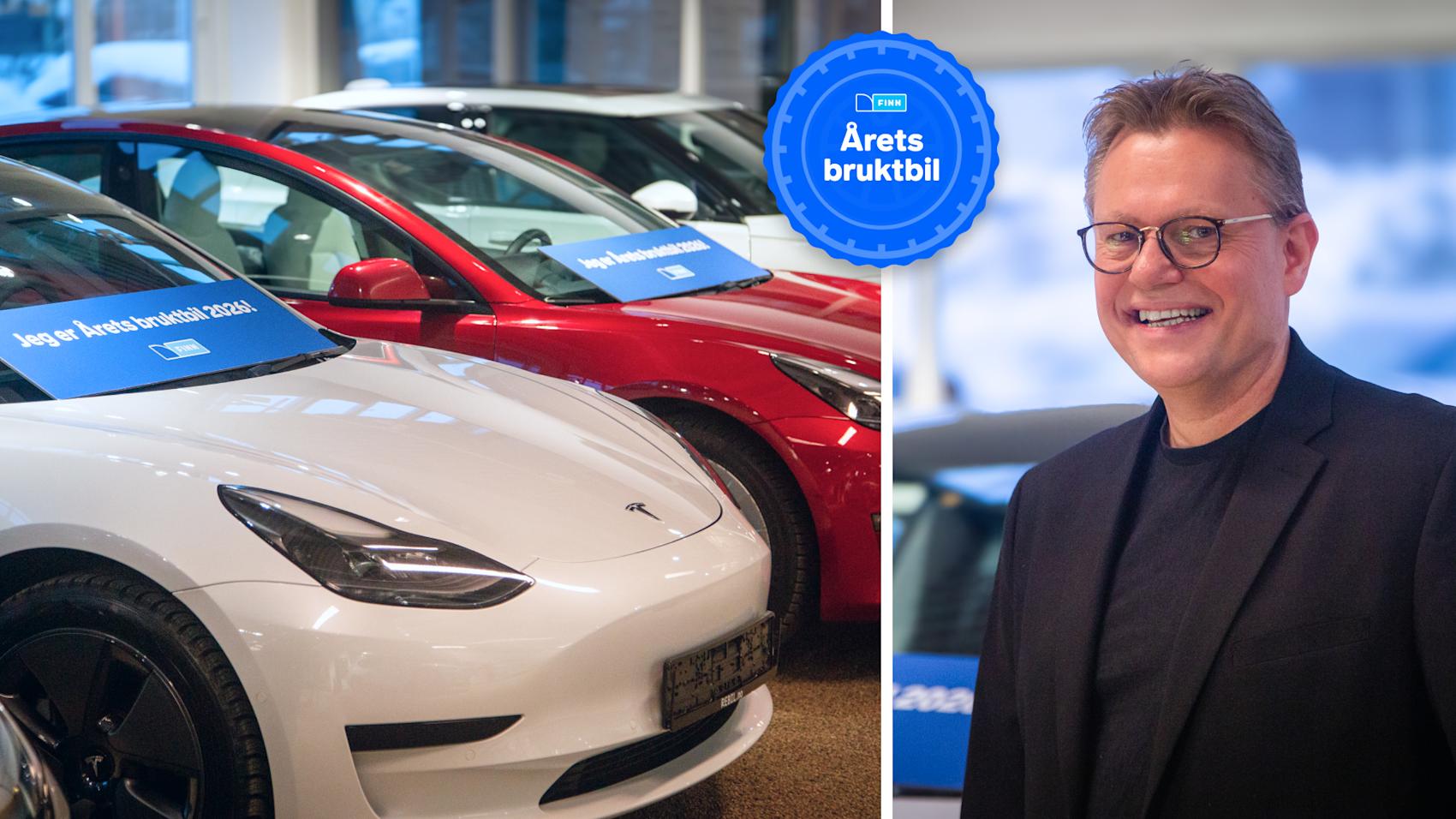 Rød og hvit Tesla-modeller utstilt i bilforretning med informasjonsskilt på frontruten. Snø er synlig utenfor vinduene.