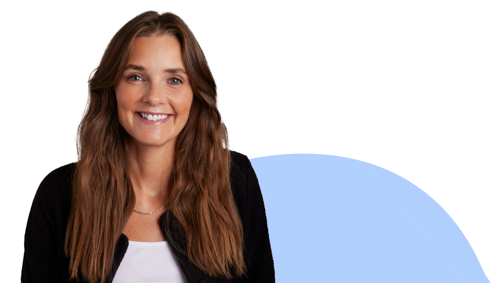 Person med langt brunt hår i svart jakke og hvit topp, smiler mot kamera. Blå stiplede linjer til høyre.