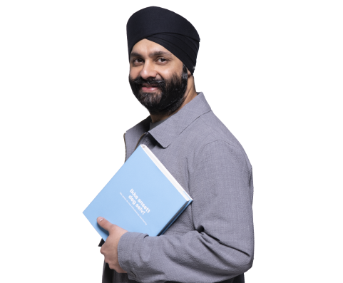 Vår head of DIB, Sumeet Singh Patpatia, holder en utgave av DIB Playbook i hendene mens han smiler mot kamera.