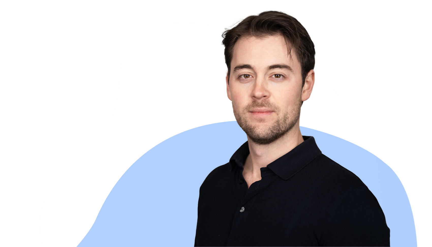 Portrettbilde av en person med mørkt hår og skjegg, iført mørk skjorte.