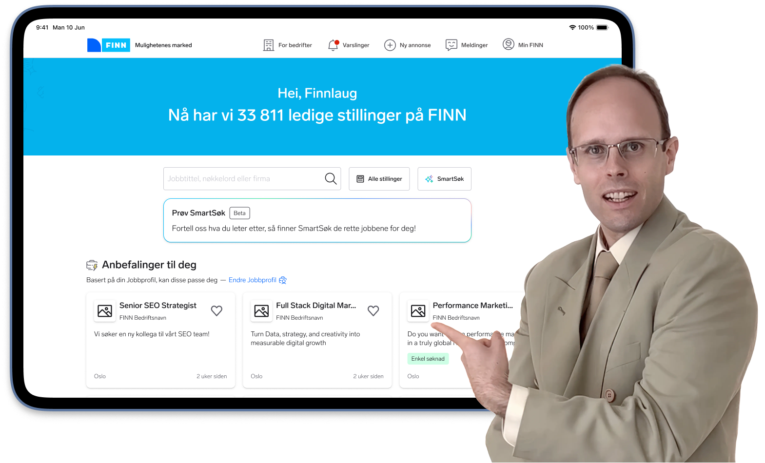 FINN jobbsøk-grensesnitt på nettbrett som viser 33811 ledige stillinger, med en person i beige dress som peker mot skjermen.