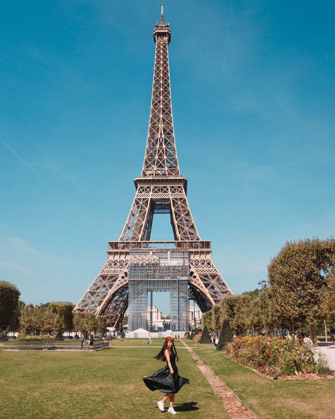 Torre Eiffel. Linaestadeviaje frente a la torre eiffel. 