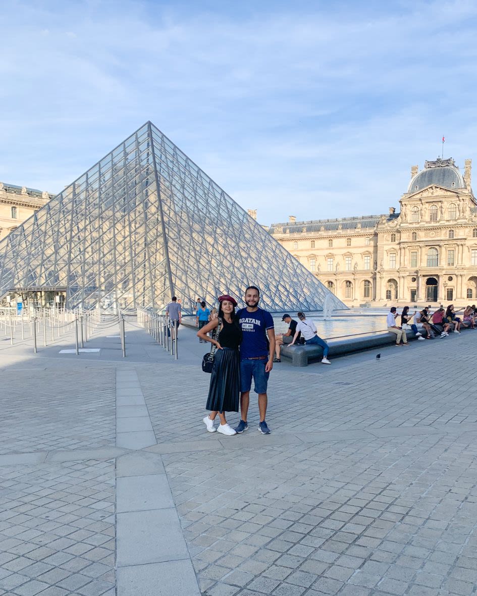 Fotos de París. Linaesta de viaje frente al museo Louvre.