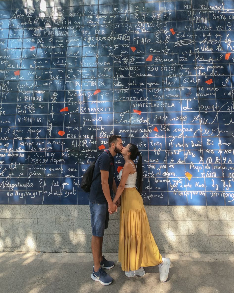 Muro de los te amo. Linaestadeviaje dando un beso frente al muro. Viajar a paris