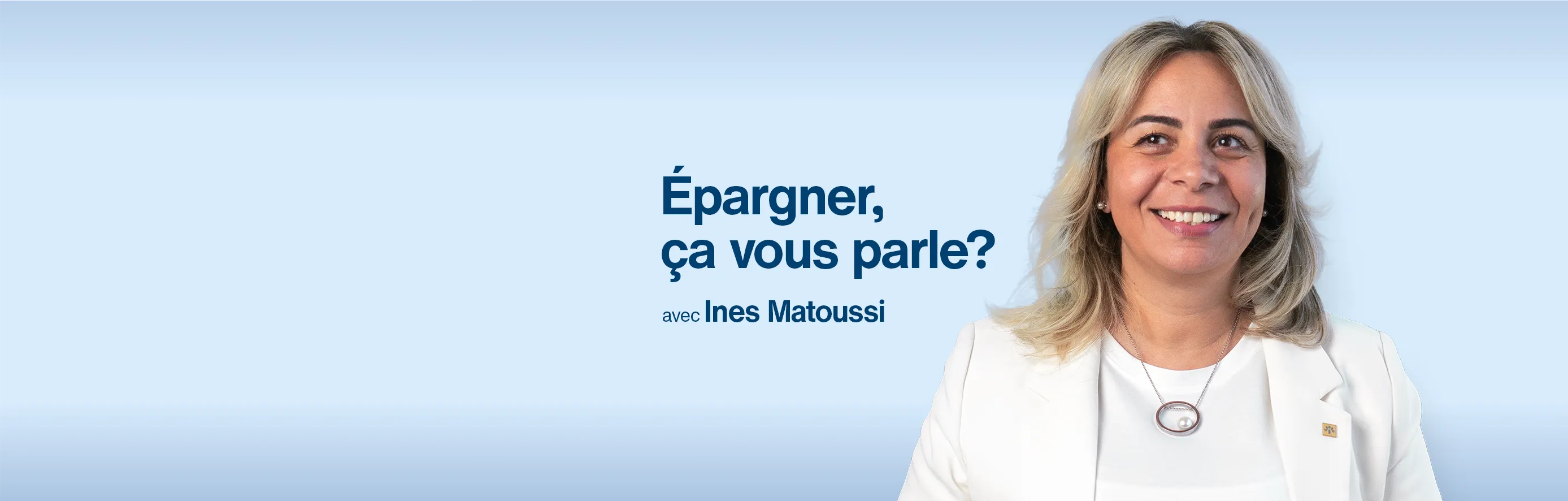 Femme souriante en veston blanc devant un fond bleu ciel avec le texte « Épargner, ça vous parle? avec Ines Matoussi ».