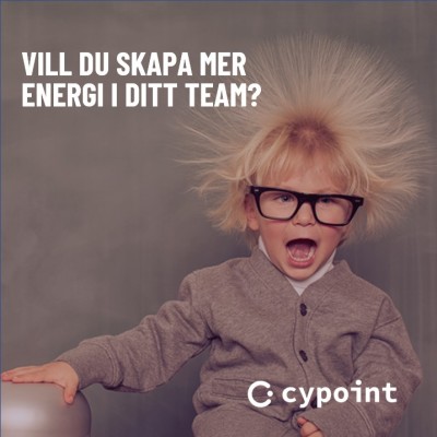 Ett barn klädd som en vuxen med håret stående rakt upp på grund av statisk elektricitet. Text i bild: Vill du skapa mer energi i ditt team?
