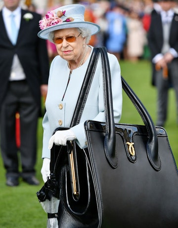  Nữ hoàng Anh cùng chiếc túi Launer London khổng lồ. Ảnh: thebigbagclub
