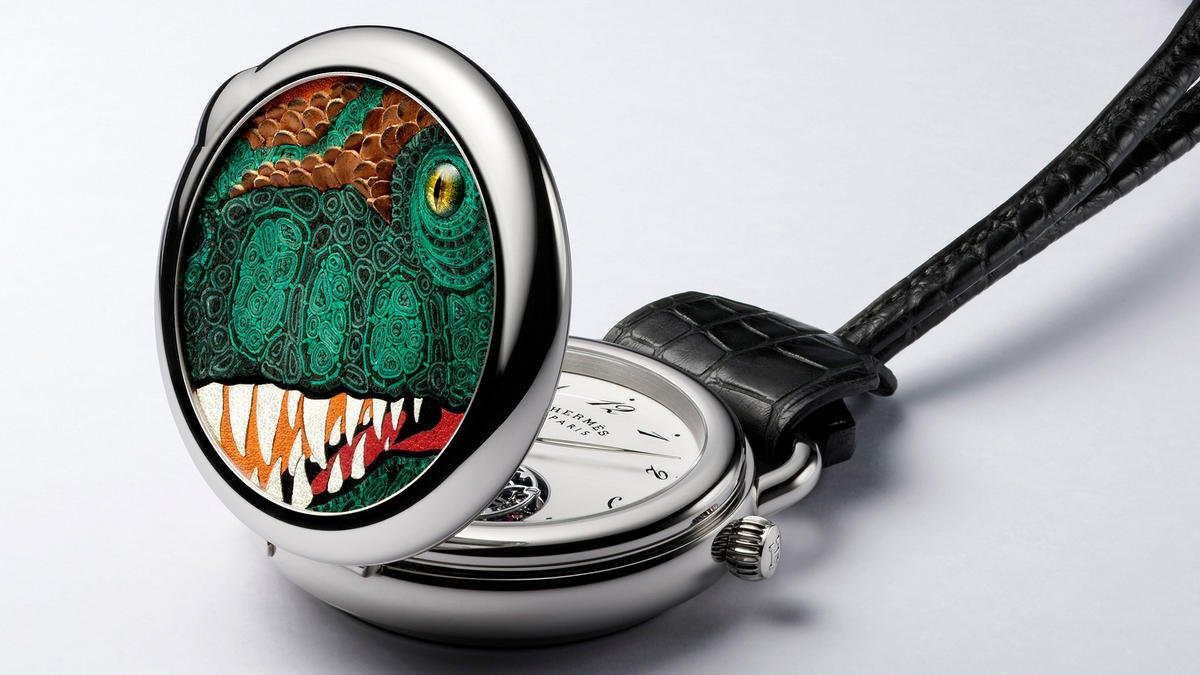 Chiếc đồng hồ bỏ túi độc đáo này không phải là tác phẩm cộng tác đầu tiên giữa Hermes và nữ nghệ sĩ Alice Shirley.