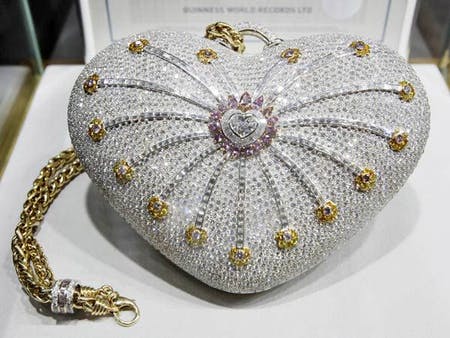 Chiếc túi 1001 Nights Diamond Purse có một không hai được nạm hơn 4 ngàn viên kim cương và mất 8,800 giờ để hoàn thành. Ảnh: L'Officiel