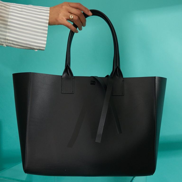 Thiết kế tinh tế được lấy cảm hứng từ Bờ Biển Ngà của chiếc túi Minimalist Carryall Tote. Ảnh: Harpers Bazaar