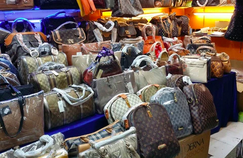Túi Louis Vuitton hàng hiệu sẽ không bao giờ được bọc phần tay cầm và bày bán ở những cửa hàng nhỏ lẻ. Ảnh: lux second chance