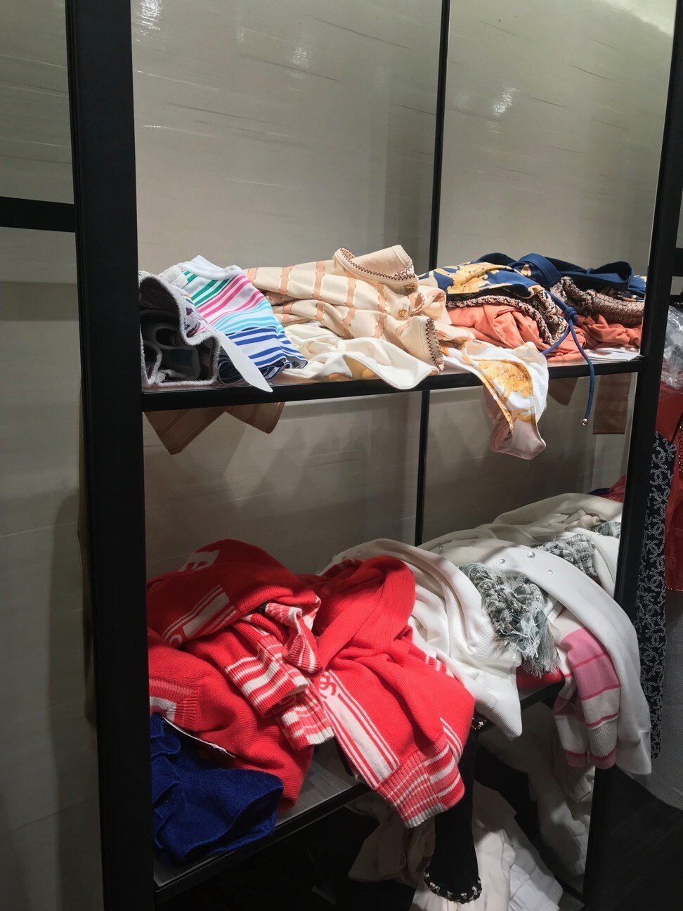 Hình ảnh kệ hàng quần áo may sẵn của Chanel tại tòa nhà của Landmark Prince ở Hồng Kông vào tháng 6 vừa qua. Ảnh: SCMP