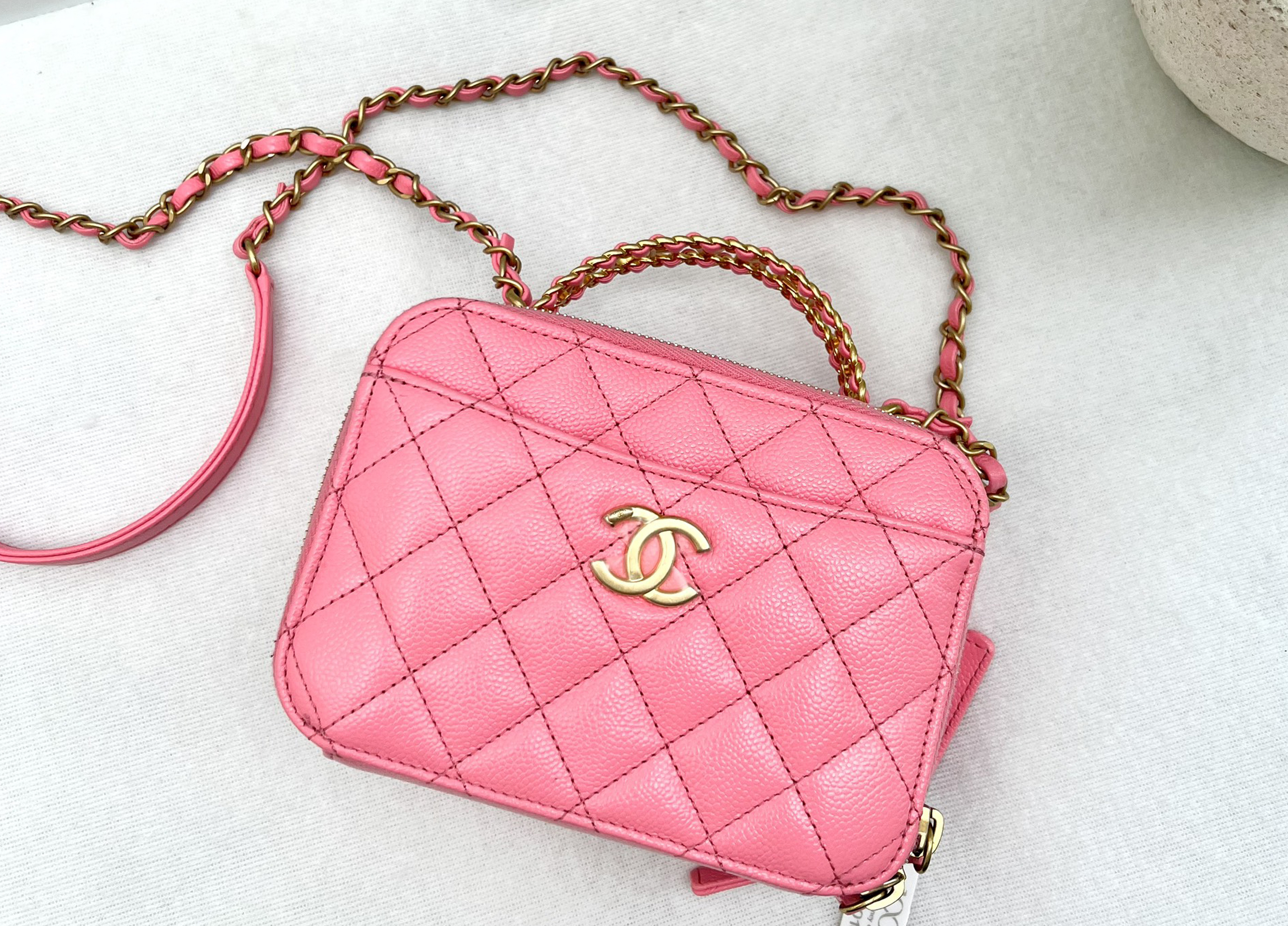 Chanel Vanity Case mang sắc hồng nữ tính. Ảnh: Joolux 