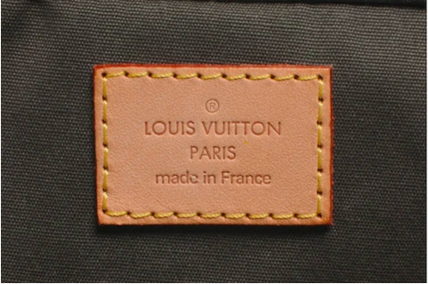 Phần “TT” trong Vuitton gần như chạm vào nhau trên phần tem của chiếc túi chính hãng. Ảnh: lux second chance