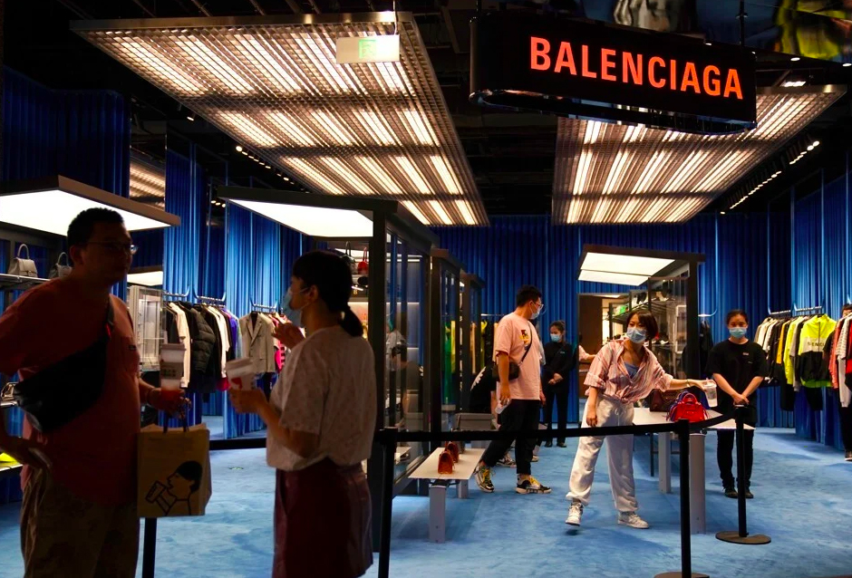 Nội thất của một cửa hàng hàng hiệu cao cấp Balenciaga trong một trung tâm mua sắm ở Bắc Kinh. Ảnh: Reuters