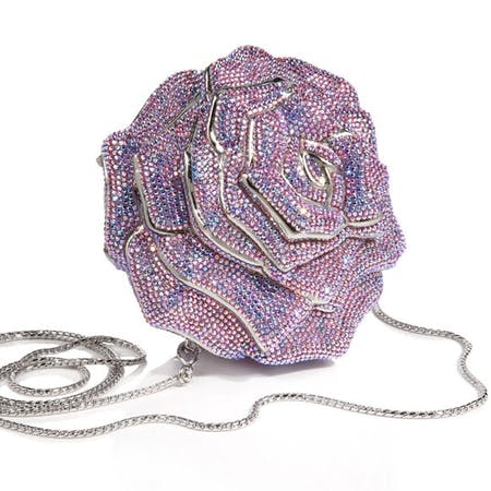 Chiếc túi có kiểu dáng của một bông hoa hồng lấp lánh bởi những viên kim cương và đá tourmaline đắt tiền. Ảnh: L'Officiel