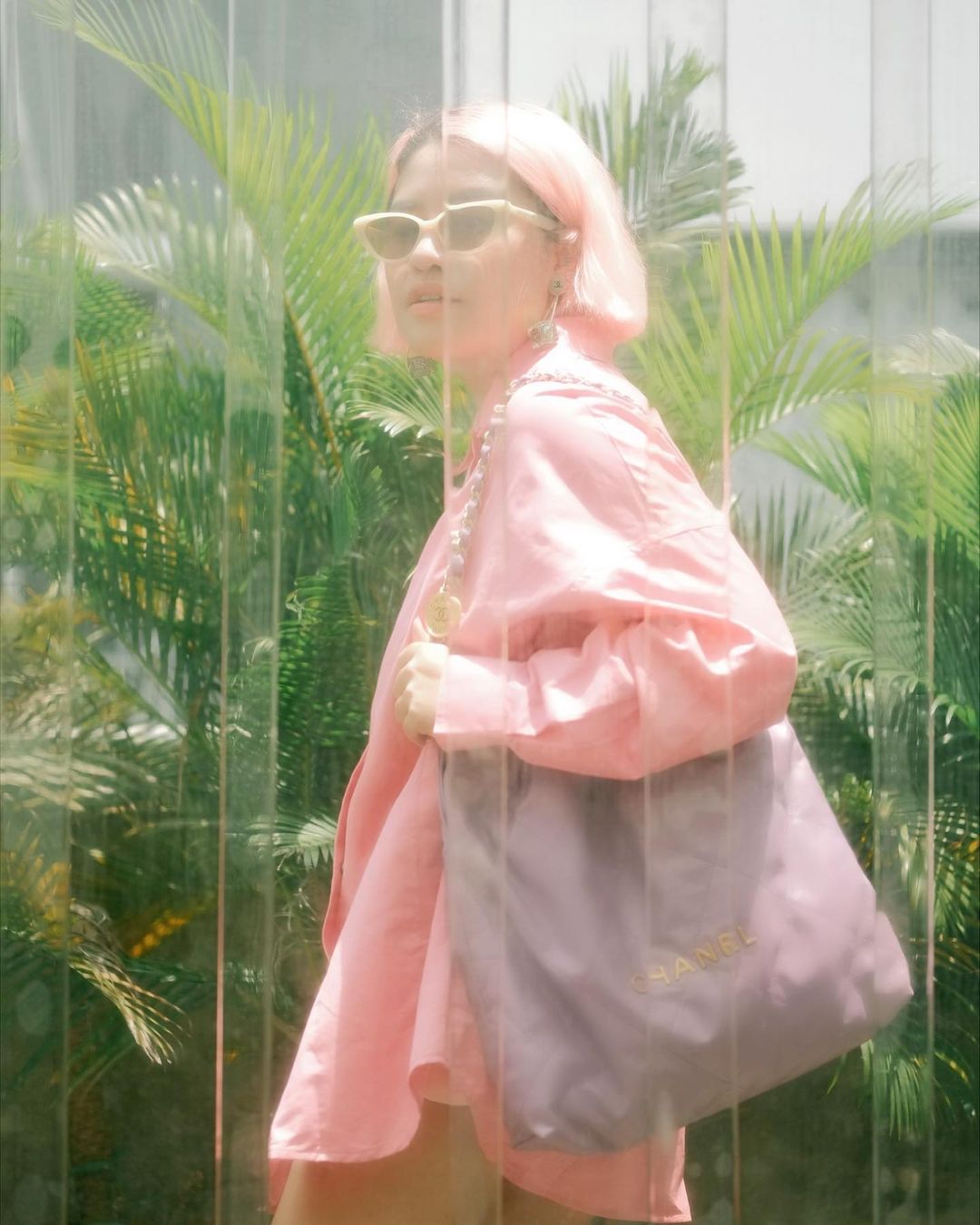 Đậm chất sắc màu mùa hè, Chi Lemon phối túi màu tím cùng outfit tone hồng nổi bật. Ảnh: Instagram @lem0n