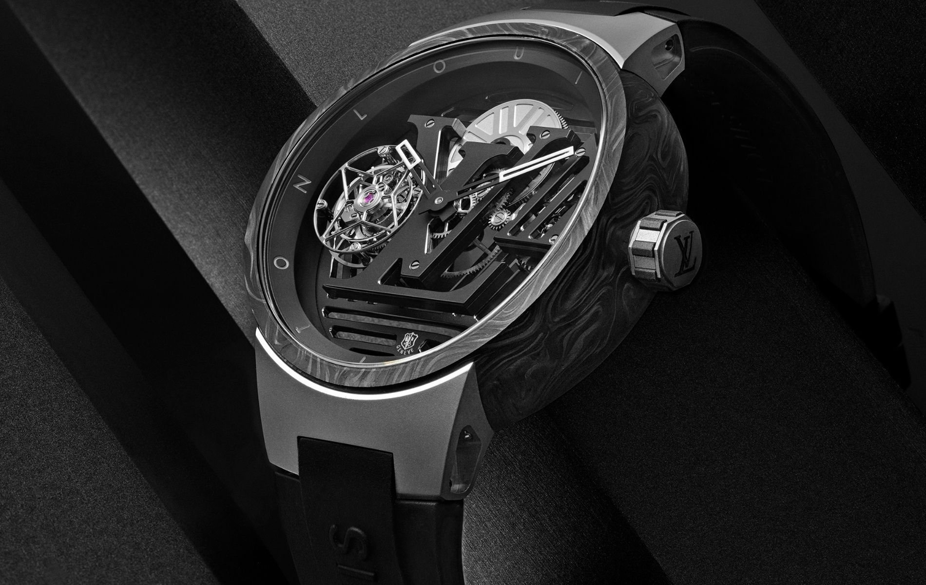 Chiếc đồng hồ mới nhất - Tambour Curve Flying Tourbillon Poincon de Genève của Louis Vuitton.