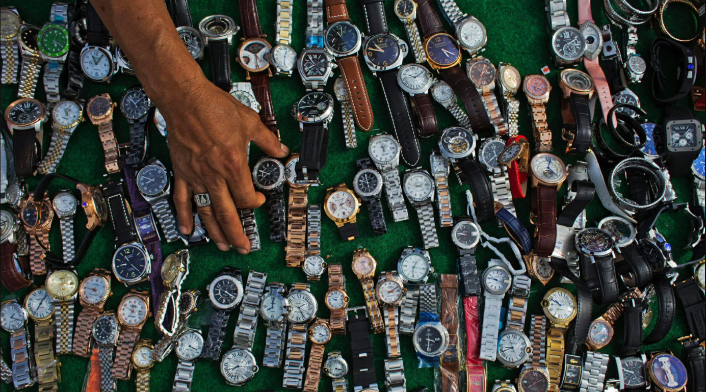 Đồng hồ được làm giả, làm nhái bày bán rất nhiều tại các chợ.