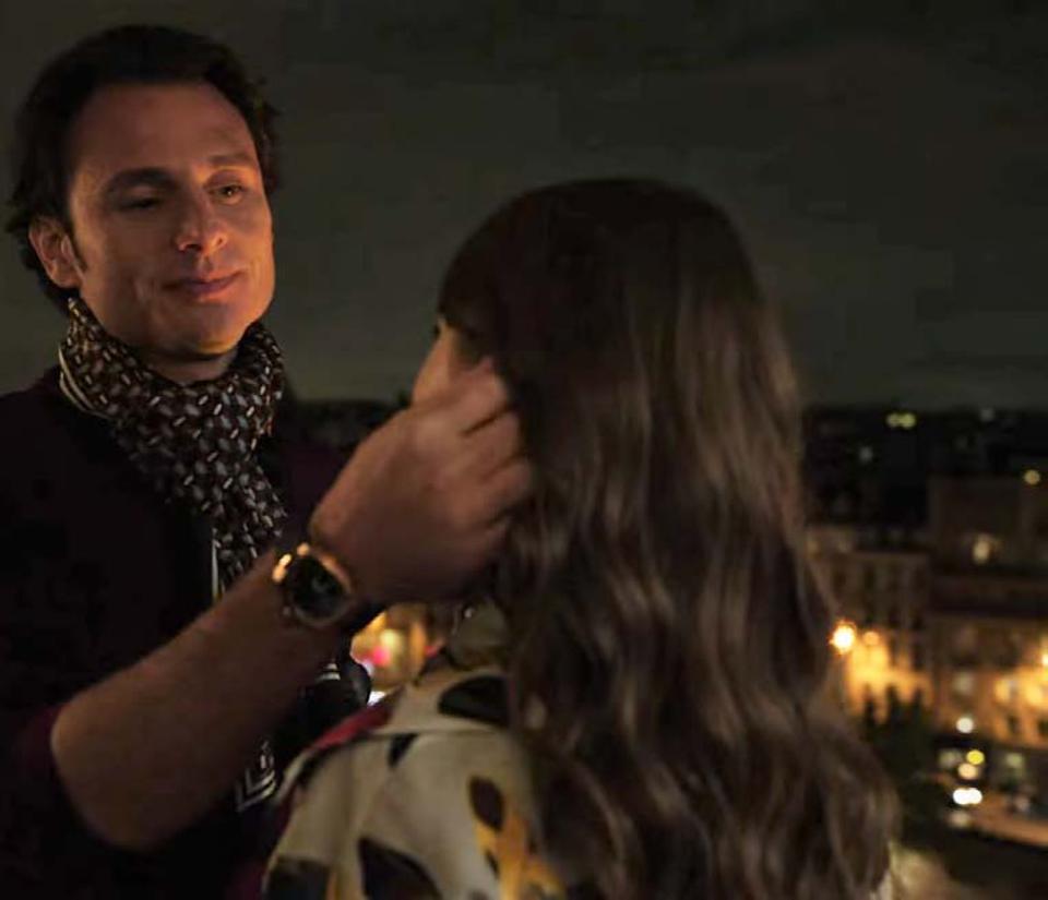 Nam diễn viên Charles Martins trong bộ phim "Emily in Paris" cùng chiếc đồng hồ Le Rhône Moön Black Cosmic. Ảnh: Netflix