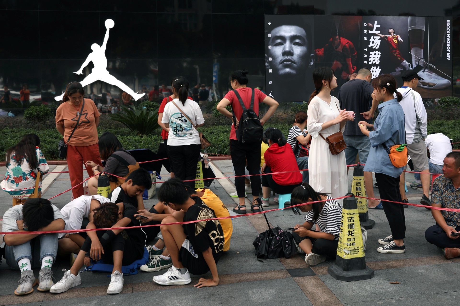 Thế hệ Z đã giúp cho thị trường sneaker tại Trung Quốc phát triển mạnh mẽ nhờ vào đam mê và sẵn sàng dành hàng giờ để săn lùng mẫu giày mới. Ảnh: Reuters