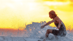 Skift travel report with Trustpilot Man surfing