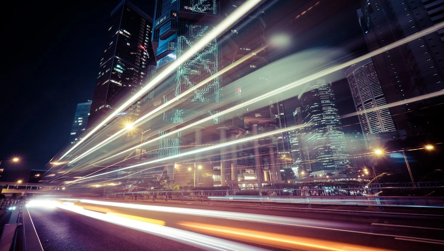 Zeitrafferfoto mit Verkehr bei Nacht