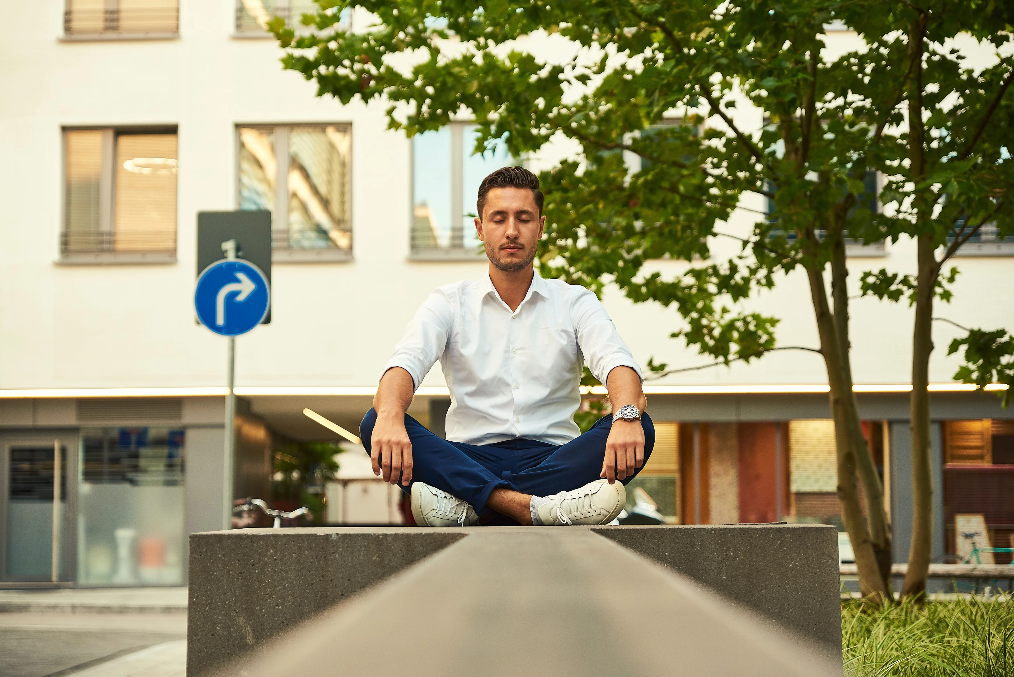 Man sitting on a public street meditating meditation for beginners 2