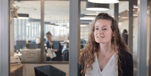 Woman in door opening of office credit conseil - trustpilot case study
