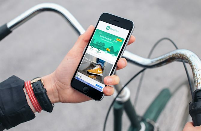 Een gepersonaliseerde verzendervaring - man houdt telefoon vast op de fiets Notify header