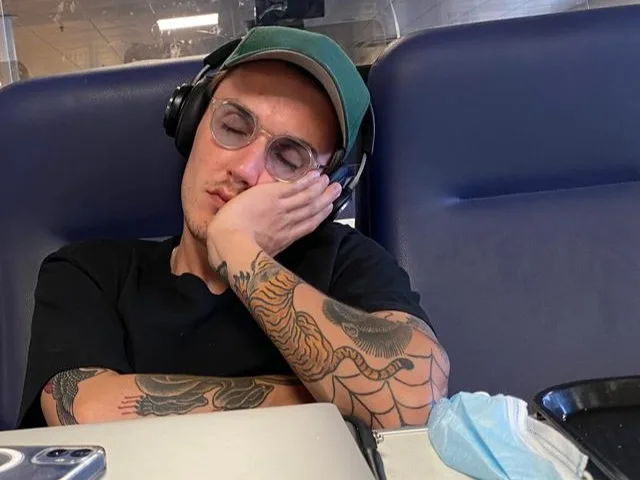 someone sleeping with their head resting in their hand how to sleep better