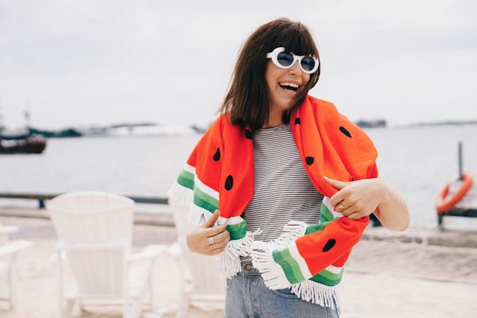 Frau am Strand mit Tuch mit Wassermelonen-Muster