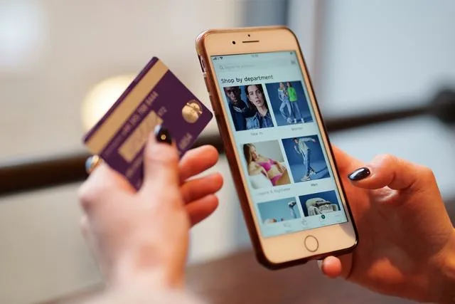 Someone holding a phone Using reviews to understand beauty ads