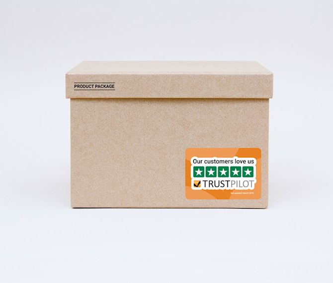 Billede af et Trustpilot klistermærke på en pakke