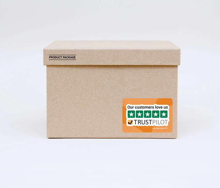 Billede af et Trustpilot klistermærke på en pakke