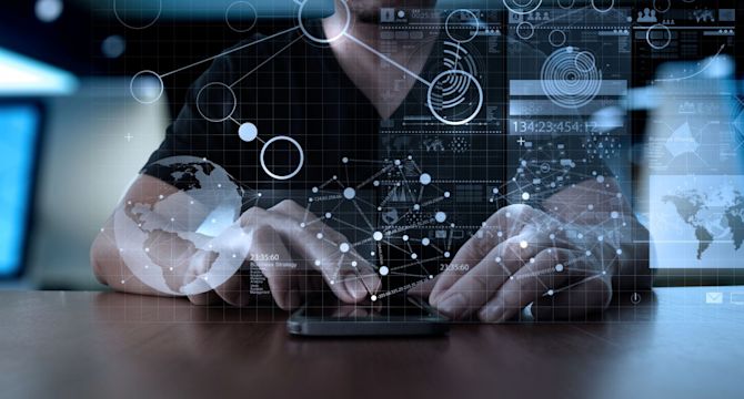 Nutzer, der mit seinem Smartphone ein konzeptionelles Datenmodell aufruft Foto eines Nutzers, der mit seinem Smartphone ein konzeptionelles Datenmodell aufruft