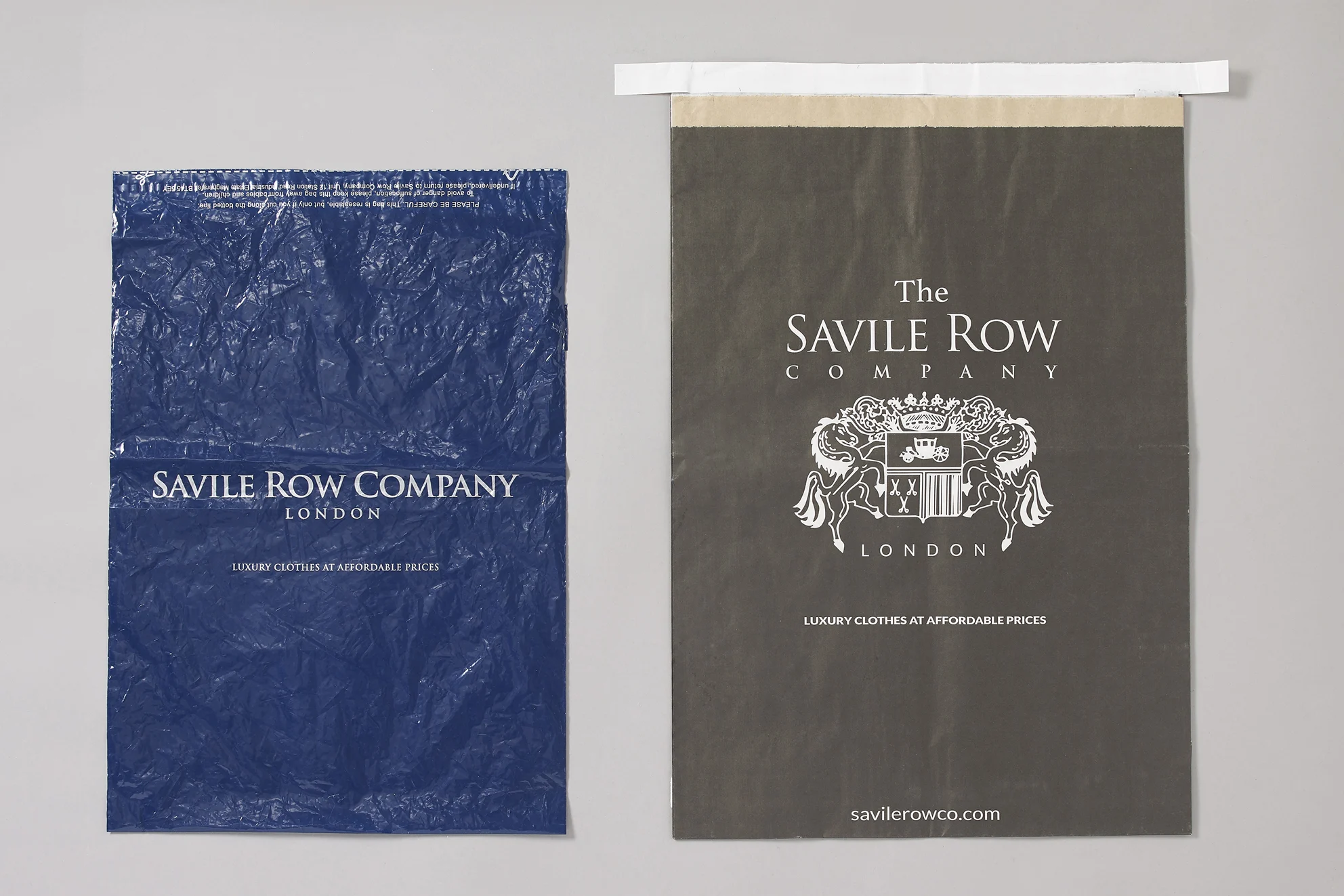 La Savile Row Company ha sostituito l'imballaggio in plastica (a sinistra) con un sacchetto di carta riciclabile (a destra).
