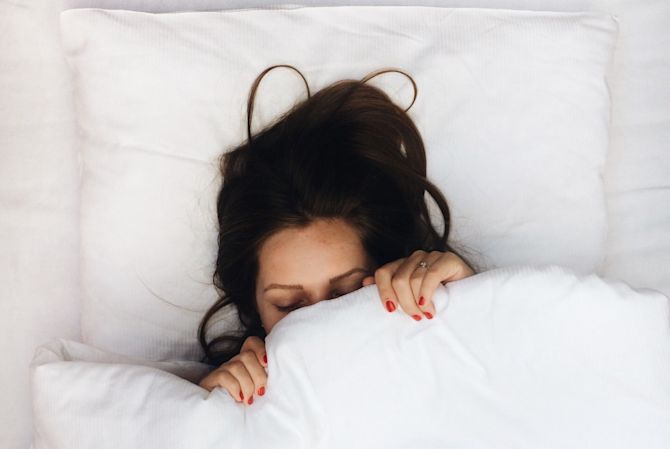 Baldiflex - relax e benessere foto di donna che dorme sotto le coperte