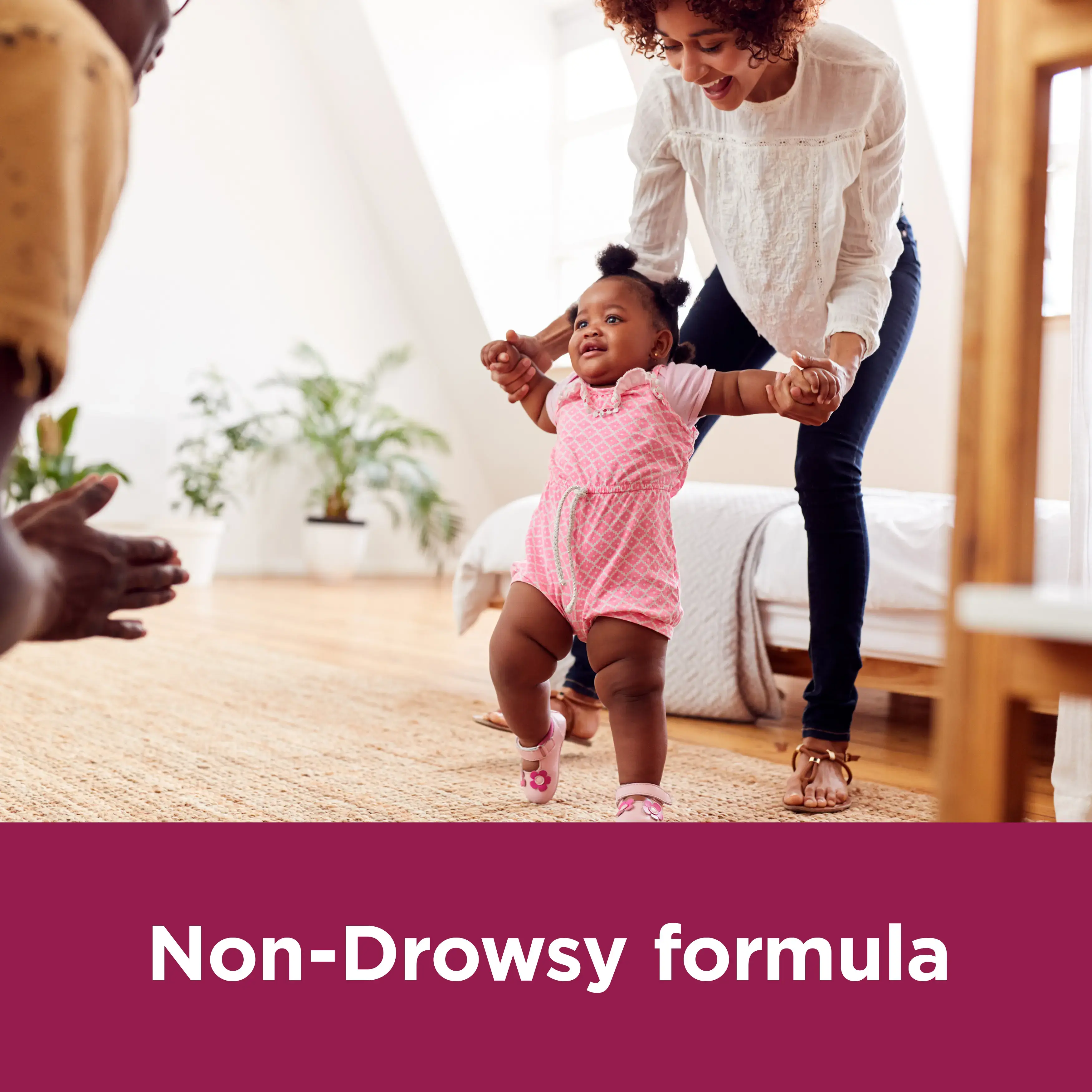 Image showing a baby and her mom with the claim: Non-drowsy formula