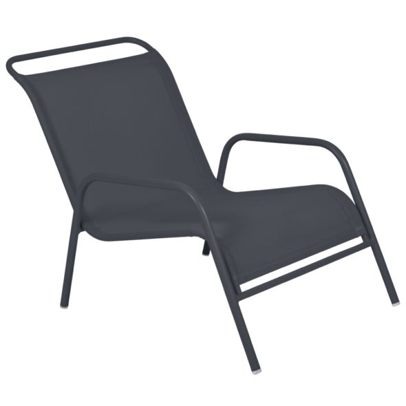 Un fauteuil moderne idéal pour accompagner un salon bas industriel