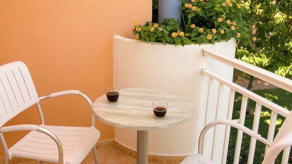 Comment bien choisir une table de jardin pour son balcon ? - Gamm vert