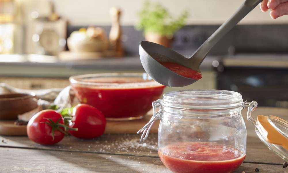 Versez le coulis de tomates dans des bocaux bien propres