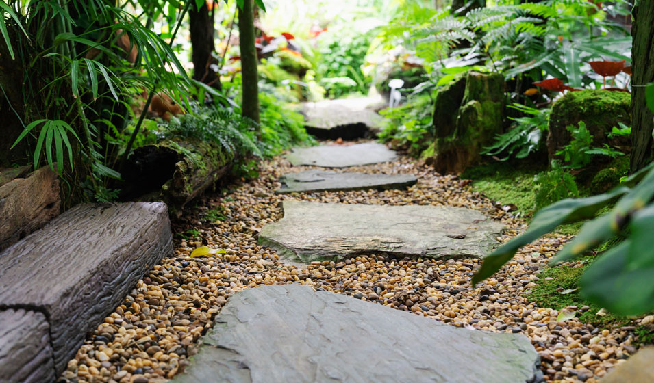 décorer les allées de votre jardin zen avec du gravier