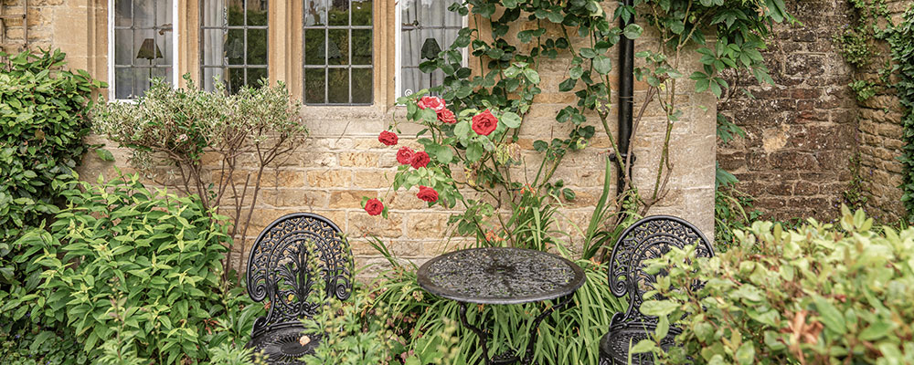 Le fer forgé est le matériau de prédilection du mobilier de jardin d'un jardin de curé