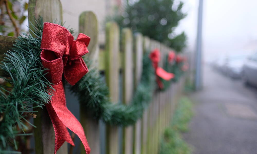 Une clôture bien décorée pour Noël 